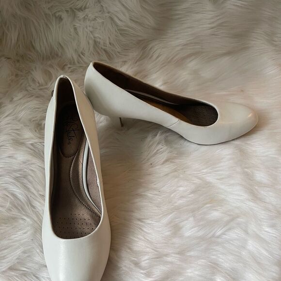 Life Stride Parigi white slip on classic round toe 2.5 “ heels - Picture 5 of 10